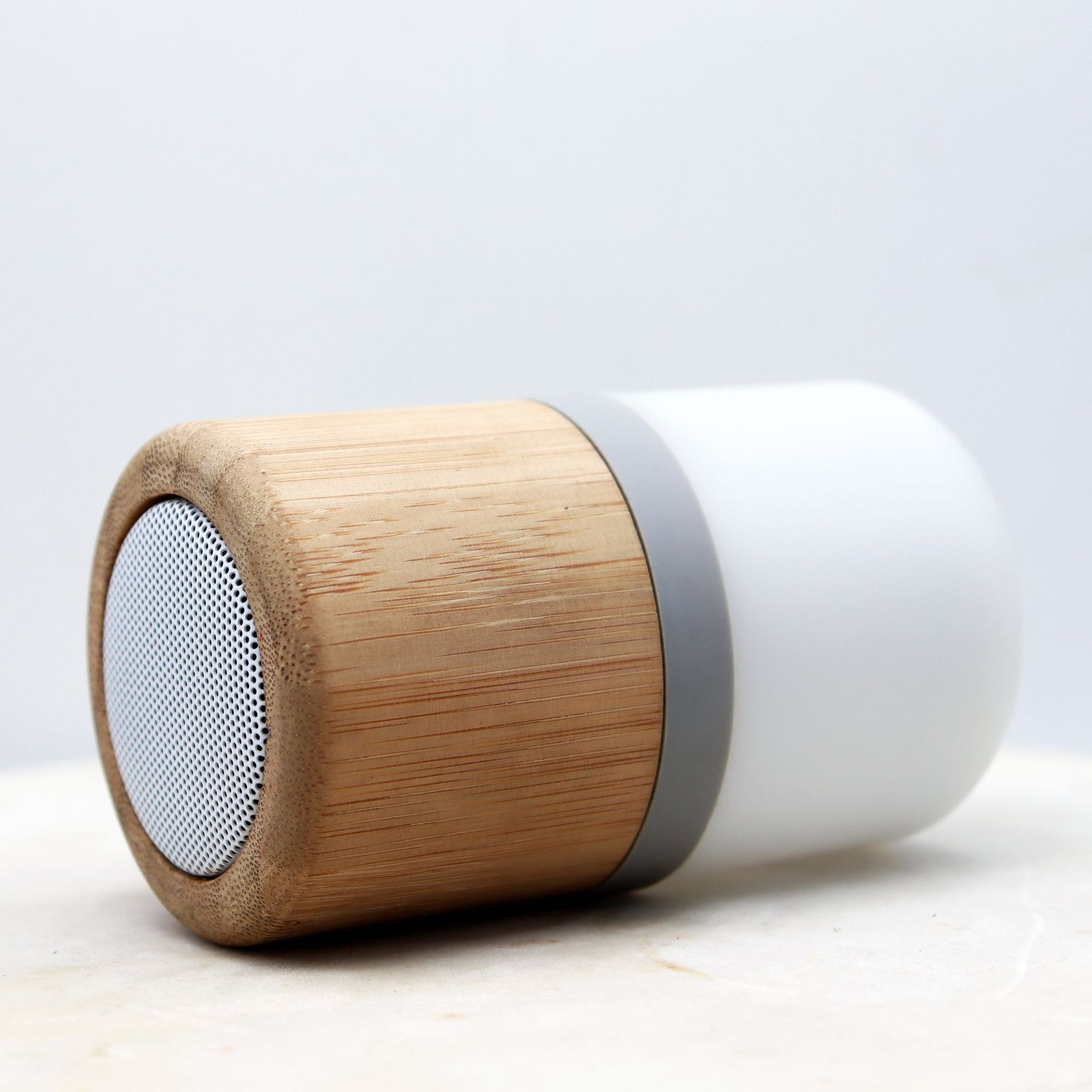 Mini haut-parleur Bluetooth portable en bois de bambou avec lumière LED RVB