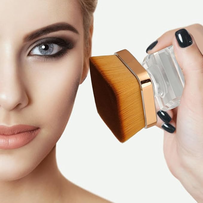 Quel est le meilleur, un pinceau à fond de teint ou un œuf de beauté ? Comment choisir ?
